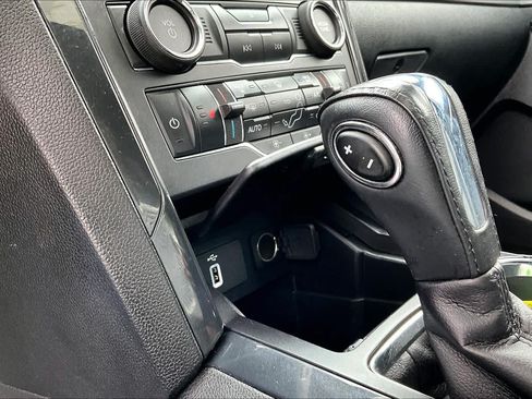 Used 2018 Ford Explorer XLT w/ Equipment Group 202A AWD/4WD image 35