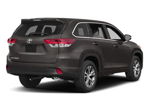 Used 2017 Toyota Highlander LE FWD image 3