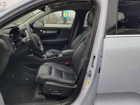 Certified 2025 Volvo XC40 B5 Plus image 7
