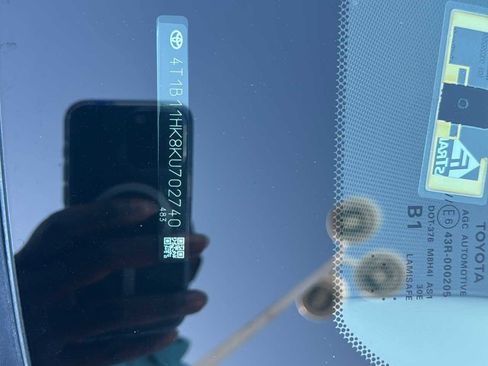 Used 2019 Toyota Camry SE image 4