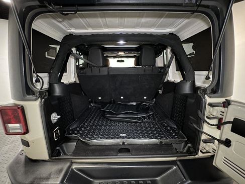 Used 2018 Jeep Wrangler Unlimited Rubicon w/ Connectivity Group image 32