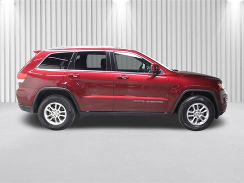 Used 2019 Jeep Grand Cherokee Laredo image 2