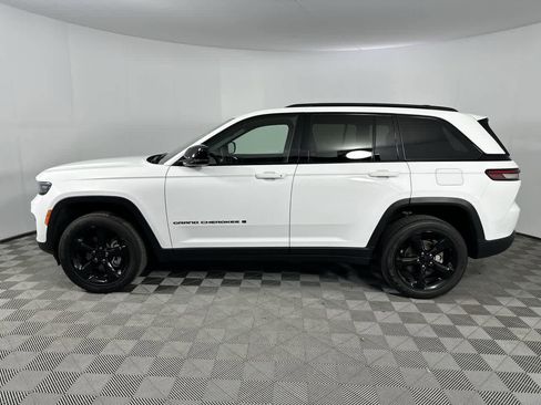 Used 2024 Jeep Grand Cherokee Altitude AWD/4WD image 13