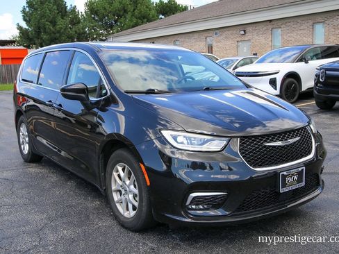 Used 2023 Chrysler Pacifica Touring-L FWD image 12