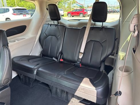 Used 2024 Chrysler Pacifica Touring-L FWD image 26