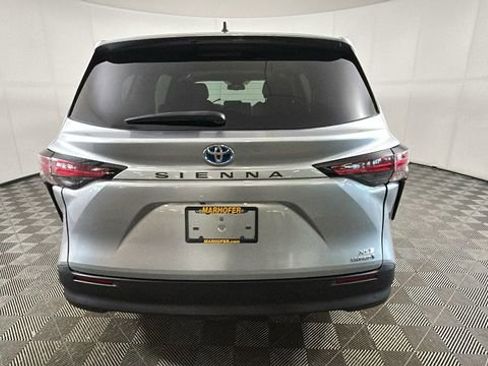 Used 2021 Toyota Sienna XLE FWD image 4