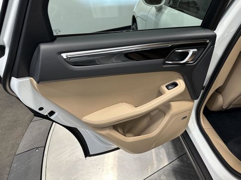 Certified 2025 Porsche Macan image 32