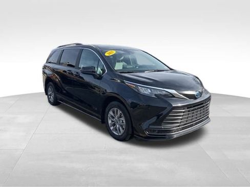 Used 2025 Toyota Sienna LE image 7