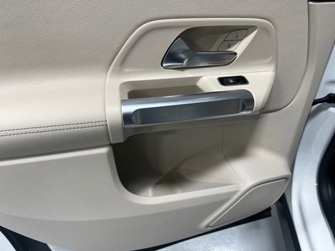 Used 2022 Mercedes-Benz GLB 250 4MATIC image 24