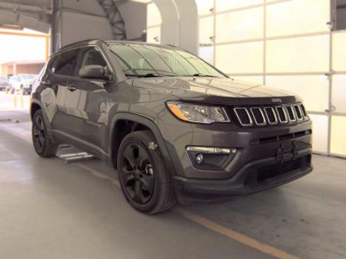 Used 2017 Jeep Compass Latitude w/ Popular Equipment Group AWD/4WD image 2