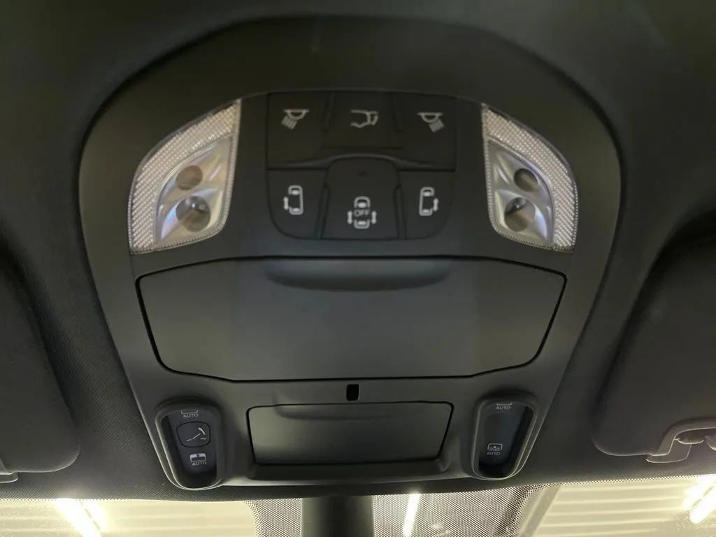 Used 2025 Chrysler Pacifica Limited FWD image 25