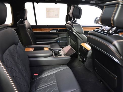 Used 2022 Jeep Grand Wagoneer Series III w/ HD Trailer Tow Package image 18