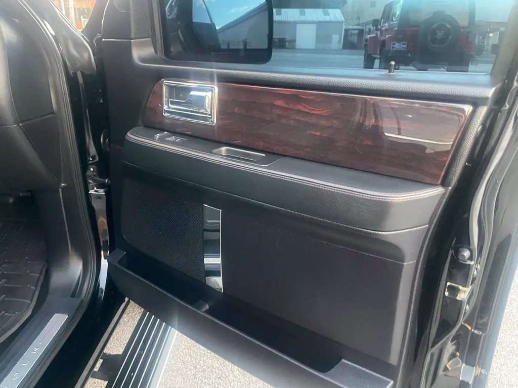 Used 2017 Lincoln Navigator Reserve AWD/4WD image 19