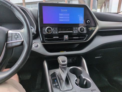 Used 2023 Toyota Highlander XLE image 17