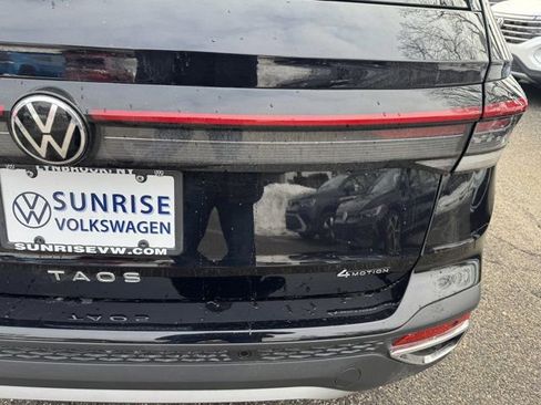 Used 2025 Volkswagen Taos SE w/ Panoramic Sunroof Package image 38