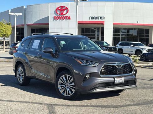 Used 2023 Toyota Highlander Platinum FWD image 1