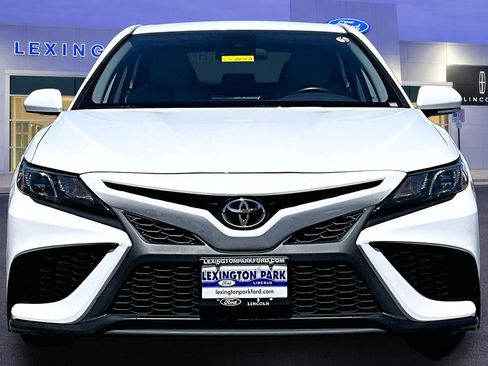Used 2022 Toyota Camry SE FWD image 2
