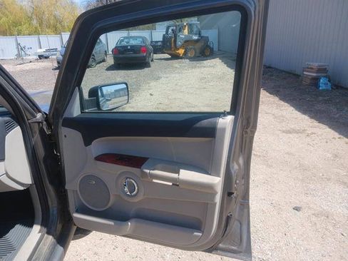 Used 2007 Jeep Commander Limited AWD/4WD image 30
