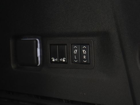 Used 2024 Chevrolet Suburban Premier AWD/4WD image 19