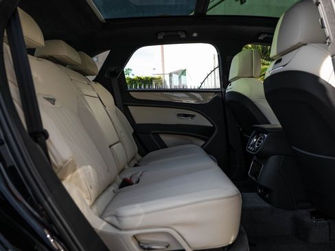 Used 2025 Bentley Bentayga V8 image 20