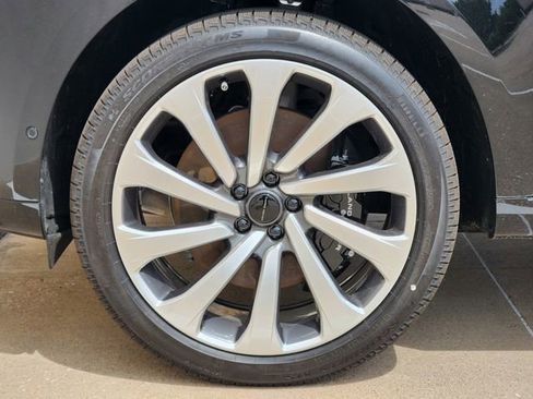 New 2026 Land Rover Range Rover Long Wheelbase Autobiography image 7