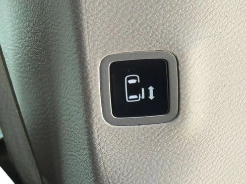 Used 2022 Chrysler Pacifica Touring-L w/ Uconnect Theater Family Group FWD image 21