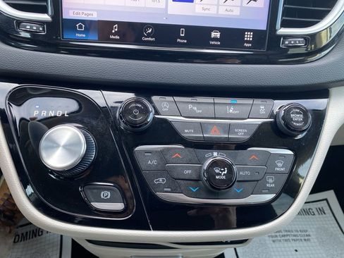 Used 2023 Chrysler Pacifica Touring-L FWD image 20