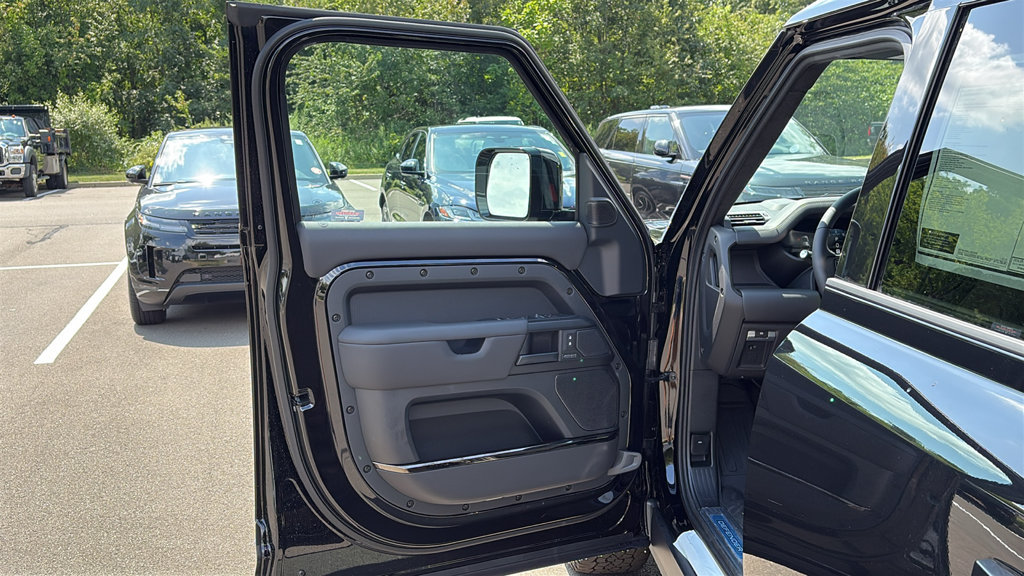 New 2026 Land Rover Defender 110 OCTA AWD/4WD image 8