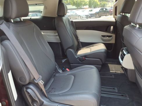 Used 2024 Kia Carnival EX FWD image 24