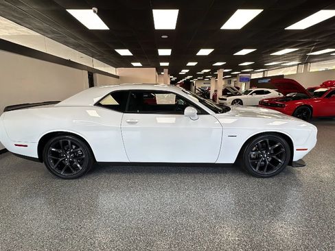 Used 2019 Dodge Challenger R/T w/ Driver Convenience Group RWD image 6