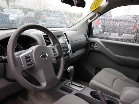 Used 2014 Nissan Frontier SV image 11