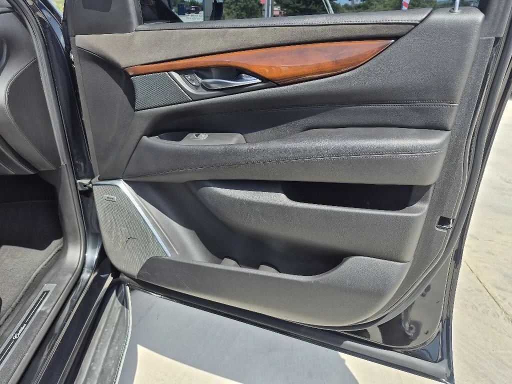 Used 2018 Cadillac Escalade Luxury RWD image 18