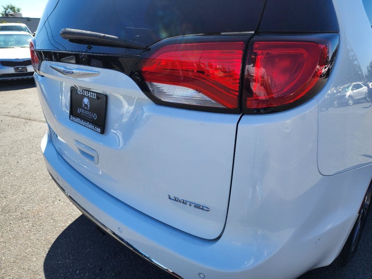 Used 2018 Chrysler Pacifica Limited w/ Advanced Safetytec Group FWD image 40
