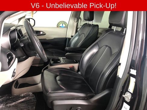 Used 2023 Chrysler Pacifica Touring-L FWD image 11