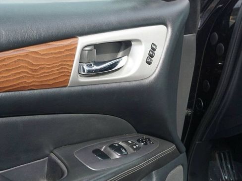 Used 2020 Nissan Pathfinder Platinum image 34