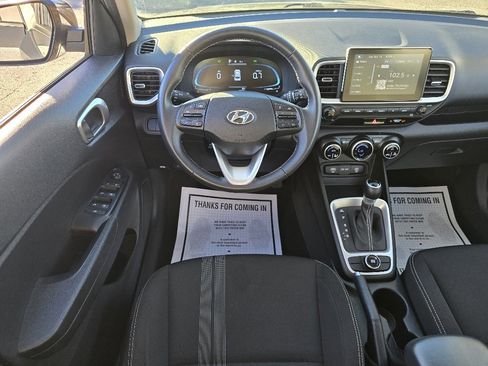 Used 2024 Hyundai Venue SEL image 3