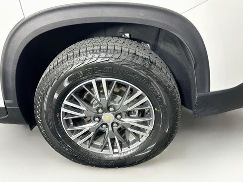 Used 2025 Chevrolet Traverse LT FWD image 11