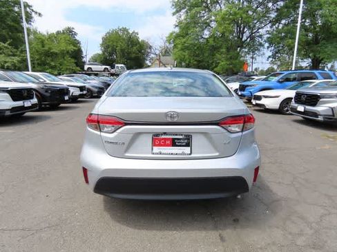 Used 2024 Toyota Corolla LE FWD image 5