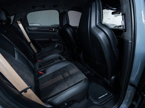 Used 2022 Porsche Cayenne Turbo GT AWD/4WD image 32
