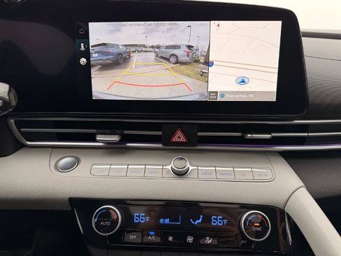 Used 2025 Hyundai Elantra Limited FWD image 23
