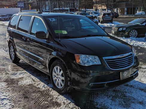 Used 2013 Chrysler Town & Country Touring image 5