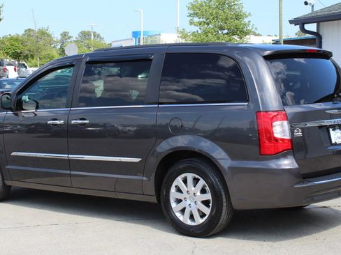 Used 2016 Chrysler Town & Country Touring w/ Driver Convenience Group image 3