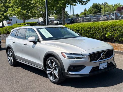 Used 2025 Volvo V60 B5 Cross Country Plus AWD/4WD image 2