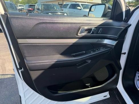 Used 2018 Ford Explorer XLT w/ Equipment Group 202A AWD/4WD image 18