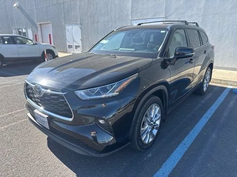 Used 2022 Toyota Highlander Limited AWD/4WD image 2