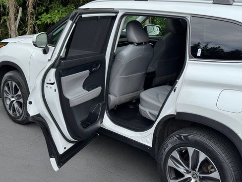 Used 2022 Toyota Highlander XLE AWD/4WD image 17