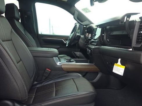 Used 2025 Chevrolet Silverado 2500 High Country w/ High Country Premium Package AWD/4WD image 5