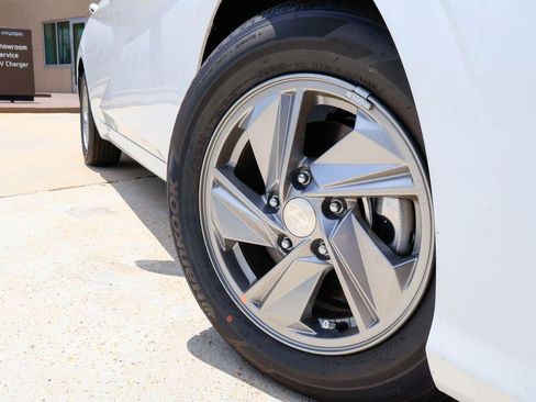 New 2026 Hyundai Elantra SE FWD image 31
