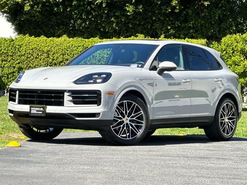 Used 2025 Porsche Cayenne image 1