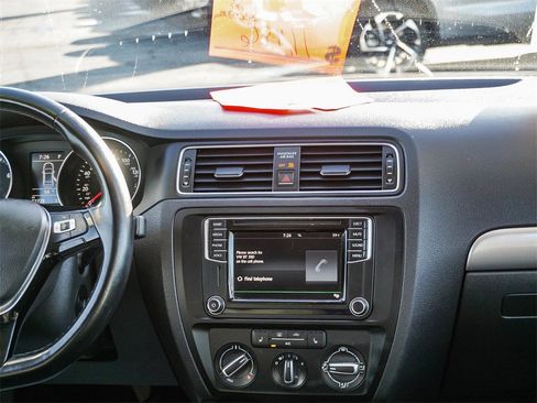 Used 2017 Volkswagen Jetta SE image 15